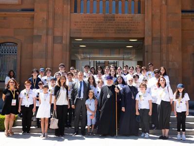 Ֆրանսիայի Ալֆովիլ քաղաքի հայկական դպրոցի աշակերտներն այցելեցին Մայր Աթոռ Սուրբ Էջմիածին