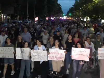 Молодые участники Движения сопротивления дошли до площади Франции: акция завершилась
