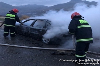 Խարբերդի ամառանոցներում «Opel Zafira»-ն այրվել է. վարորդը այրվածքներ է ստացել