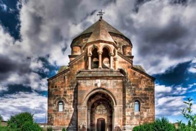 Հայ եկեղեցին նշում է Սուրբ Հռիփսիմյանց կույսերի տոնը. Տրդատ արքան ցանկանում էր տիրանալ գեղեցիկ կույսին