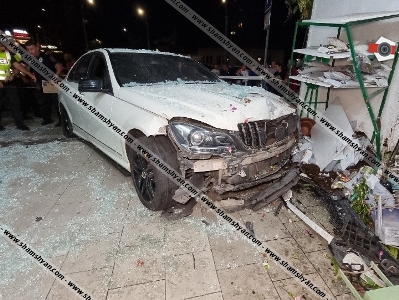 Երևանի Չաուշի հրապարակում 24-ամյա վարորդը Mercedes-ով մխրճվել է ծաղկի սրահի մեջ. կան վիրավորներ