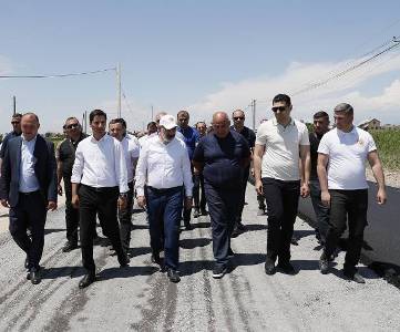 Newspaper: How was created the right picture from Pashinyan's visit to Ararat region?