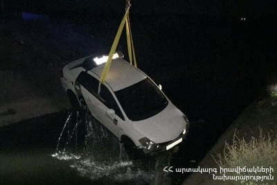 «Nissan Tiida»-ն ընկել է ջրանցքը. Այն դուրս են բերել հատուկ տեխնիկայի օգնությամբ