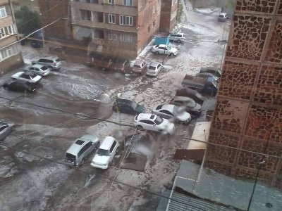 Նախօրեին Երևանի մի շարք հատվածներում 20 րոպեի ընթացքում թափվել է ամսական տեղումների նորմայի չափ անձրև