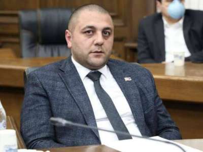 ԱԺ-ում Արթուր Դավթյանին կփոխարինի Շիրակի նախկին մարզպետ Կարեն Սարուխանյանը