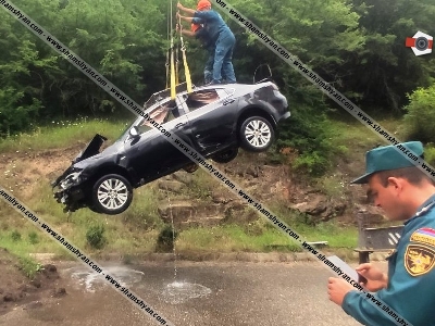 Իջևանում ռուսական համարանիշներով Mazda 6-ը հայտնվել է ռեստորանի տարածքում գտնվող արհեստական լճակում