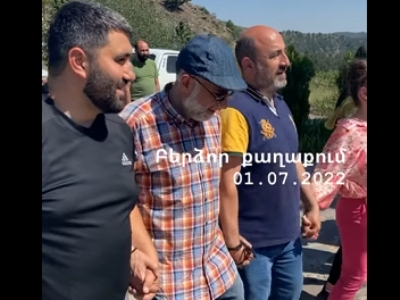 Բերձոր հատուկ գնացած քաղաքացիները քոչարի են պարում