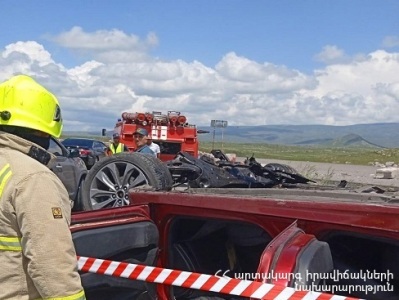 Երևան-Գյումրի ավտոճանապարհի ավտոմեքենան բախվել է ճամփեզրի բետոնե արգելապատնեշին, գլխիվայր շրջվել և բռնկվել