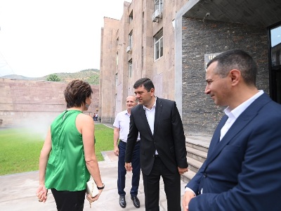 Կապանի քաղաքապետն Աննա Հակոբյանին դիմավորեց առանց ծաղիկների (ֆոտո)