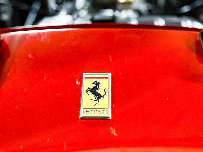 Заброшенный 40 лет назад ржавый Ferrari продали за 110 тысяч фунтов стерлингов