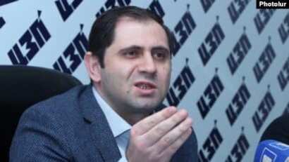 Պապիկյան Սուրենը ՊՆ համարանիշներով շարասյունով հայտնվել էր Կապանում, որ ընտրեն ՔՊ տարածքային վարչություն ու ղեկավար