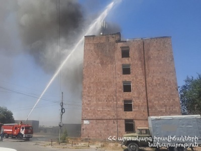 Էջմիածնում այրվում է գործարանի տանիքը. բարդության թիվ 3 կանչով դեպքի վայր է մեկնել 6 մարտական հաշվարկ
