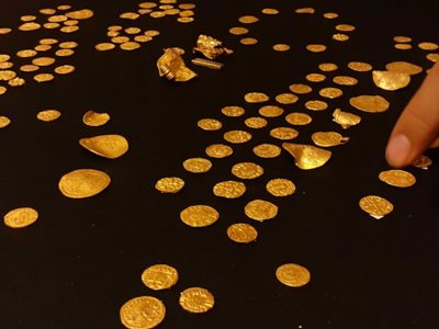 В Британии на поле нашли клад золотых монет возрастом около 2000 лет