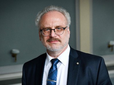 Президент Латвии поддерживает план восстановления обязательной воинской службы для мужчин и для женщин