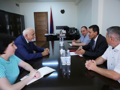 ԿԳՄՍՆ-ում հյուրընկալվել է ռումինահայ պետական-քաղաքական գործիչ, գրող Վարուժան Ոսկանյանը