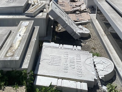 Vandals desecrate Jewish gravestones in Istanbul