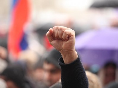 «Նիկոլը մահաբեր է, մարդասպան»․ «Դիմադրություն» շարժումն առավոտյան բողոքի ակցիա կանի Կառավարության շենքի դիմաց