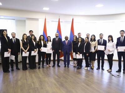 Թերևս չկա ավելի լավ ժամանակ դիվանագետ դառնալու համար. Արարատ Միրզոյանը՝ Դիվանագիտական դպրոցի շրջանավարտներին