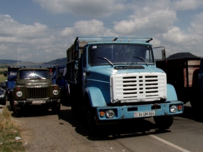 Media: Citizens in trucks block road in Armenia, Pashinyan intervenes
