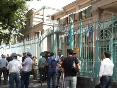 Արցախից տեղահանվածները երթով շարժվեցին դեպի Ֆրանսիայի դեսպանատուն, որտեղ եւս նամակ հանձնեցին