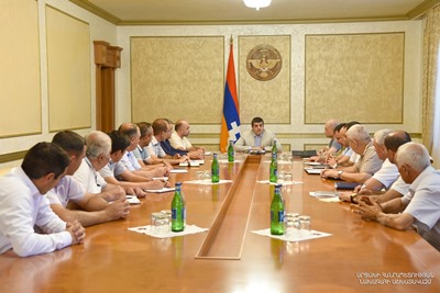 Արցախի նախագահը համայնքների սոցիալ-տնտեսական հարցերով ընդլայնված աշխատանքային խորհրդակցություն է անցկացրել