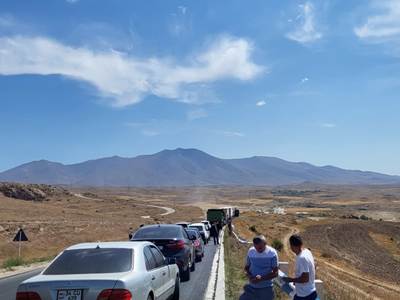 Բեռնատարների վարորդները երեկվանից շարունակում են փակ պահել Սիսիանի ճանապարհը