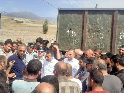 Губернатор Сюникской области встретился с протестующими водителями грузовиков