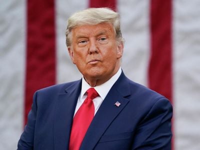 Трамп подал иск, чтобы временно запретить ФБР просматривать материалы, изъятые в Мар-а-Лаго