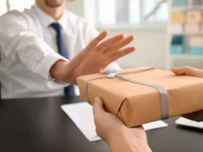 Newspaper: Armenia public officials, servants to no longer be able to accept gifts