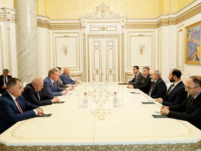 Armenian PM and Governor of Omsk region discuss cooperation issues