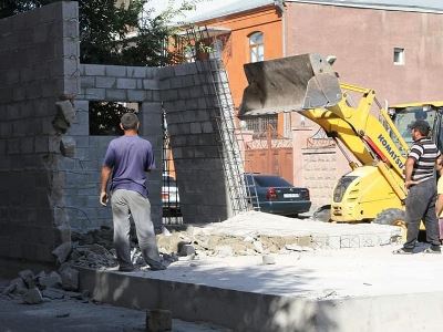 Ապօրինի շինության շինարարությունն իրականացնում էր Գյումրու ավագանու ՔՊ-ական անդամը. շենքն ապամոնտաժվել է