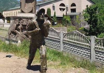 «Հրապարակ». Նիկոլ Փաշինյանի արձանի մոտ տեսախցիկներ են դրել