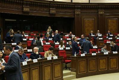 «Հրապարակ». Տանջալից քննարկումներ. եթե «Հայաստան» դաշինքը հայտարարի ԱԺ վերադառնալու մասին, նույնը կանի «Պատիվ ունեմ»-ը