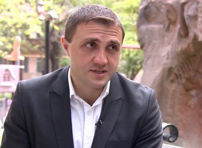 «Իրավունք». «Իմ քայլի» ավագանու անդամն իրեն բուժող բժիշկների համար շնորհակալագիր է «վիզ դրել»