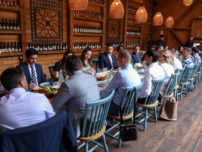 Armenia deputy PM Matevosyan has business breakfast with foreign investors
