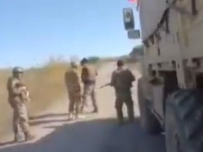 Юрий Котенок опубликовал видео, на котором армянский солдат пытается в одиночку остановить азербайджанскую колонну