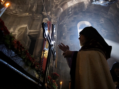 Օծվեց Գեղարդավանքի Սուրբ Կաթողիկե եկեղեցու գմբեթի խաչը