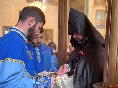 Посол Армении в Грузии присутствовал на литургии в армянской церкви по случаю праздника Воздвижения Святого креста