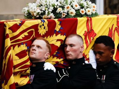 Vigil at coffin of Elizabeth II in Edinburgh Cathedral