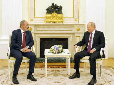 Armenian PM briefs Russian President on border situation