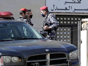 Woman takes bank employees hostage in Beirut