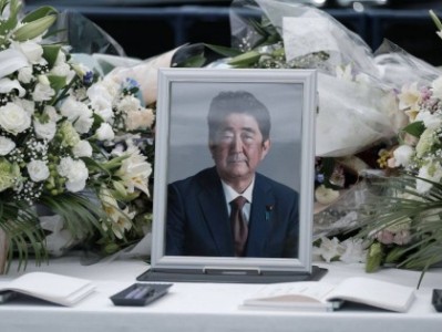 В Японии оппозиция решила бойкотировать государственные похороны Абэ