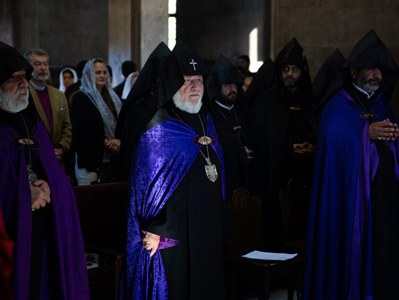 В Первопрестольном Святом Эчмиадзине помолились за мир в Армении и Арцахе