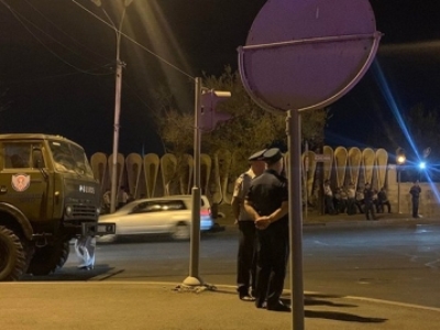 В Ереване неизвестный бросил взрывчатку в сторону полицейских: Инцидент произошел возле правительственной дачи