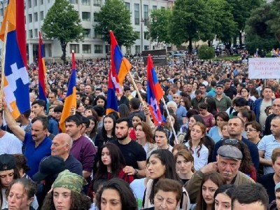 Չստորագրել որևէ փաստաթուղթ, որը նախատեսում է ԼՂՀ կարգավիճակի փոփոխություն․ Ստեփանակերտում հանրահավաքի հայտարարությունը