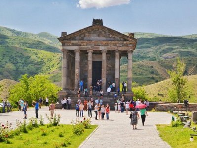 How does adversary aggression, mobilization in Russia, and currency fluctuations affect Armenian tourism?