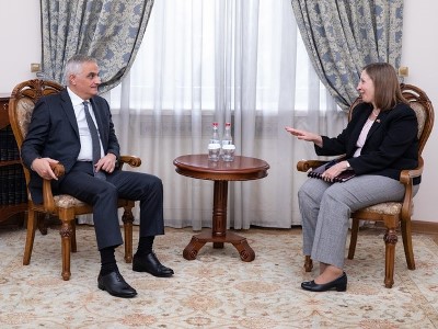 Mher Grigoryan receives Lynne Tracy