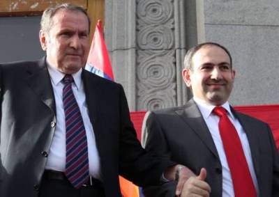«Հրապարակ». Նիկոլը պատասխանեց Լեւոն Տեր-Պետրոսյանին, Տեր-Պետրոսյանը խաղից դուրս եկավ