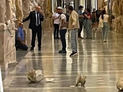 American tourist smashes to pieces two ancient Roman sculptures at the Vatican