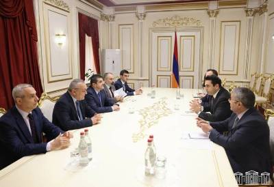 «Հրապարակ». Հայաստանյան պաշտոնյաները փափուկ բարձ են դրել Արցախի հյուրերի գլխի տակ
